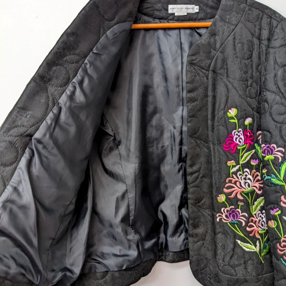 Stunning Garfield & Marks Black Quilted Floral Embroidery Open Jacket - Picture 5 of 13